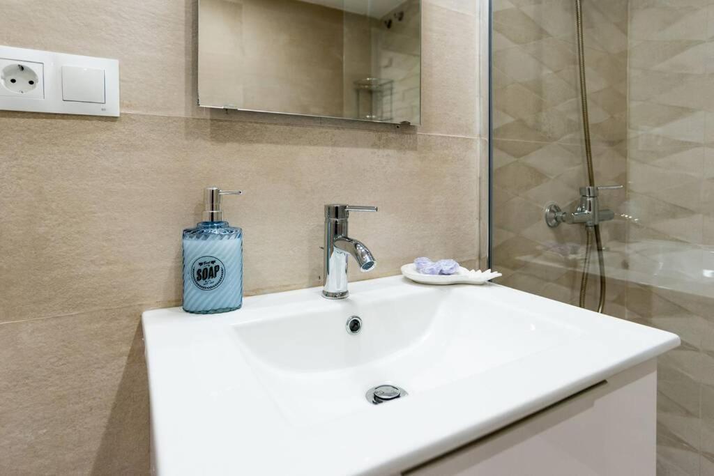 Sol Apartment - C&G Benal Beach Benalmádena Eksteriør billede